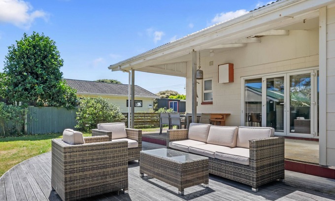 Te Horo Beach Maison | Sunlit Retreat - Te Horo Beach Holiday Home