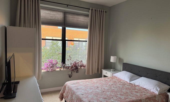 Near West Side Copropriété | Sunlit Room+Bath in Chicago Condo near United Center, West Loop, & Med District