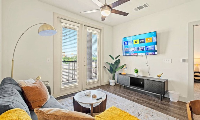 Vickery Meadow Appartement | Sunlit Suite w/Resort Pool & Gym by Midtown Blvd