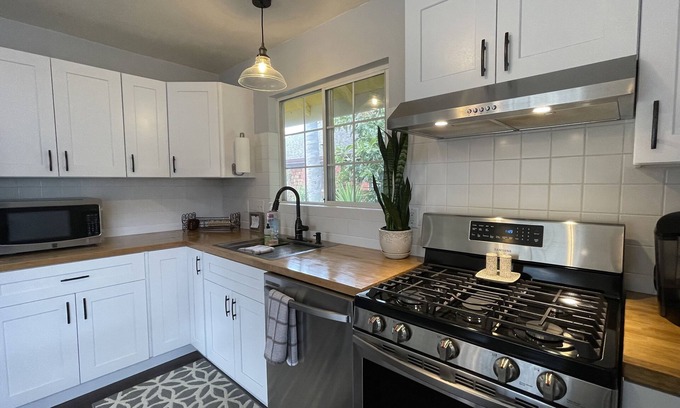 Beach Hill - Beach Flats Maison | Sunlit Surf Guest House - Downtown -2bd/1ba