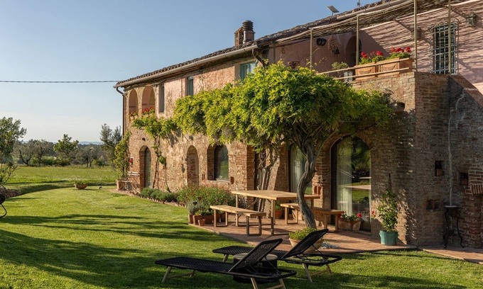 Ferretto Appartement | Sunlit Tuscan Farmhouse with a Lush Garden