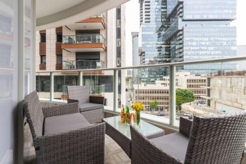 Tel Aviv Appartement | Sunlit Urban Escape with Balcony with Mamad by Sea N' Rent