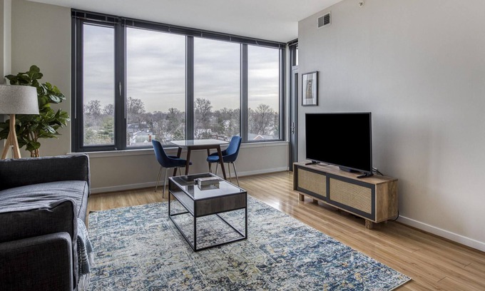 Bethesda Appartement | Sunny 1BR Near Woodmont Triangle w/ Amenities
