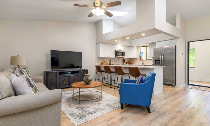 Palm Harbor Maison | Sunny 2BR/2BA Coastal Retreat – Walk to Dining, Near Beach & Trails
