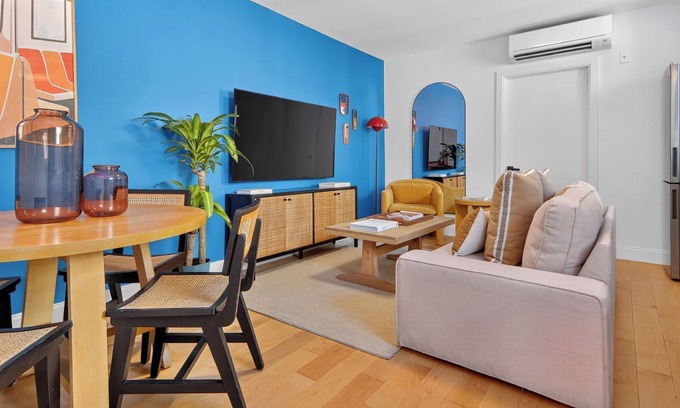 Williamsburg Appartement | Sunny 3-BR w/ AC near Newtown Creek Nature Walk — East Williamsburg Gem