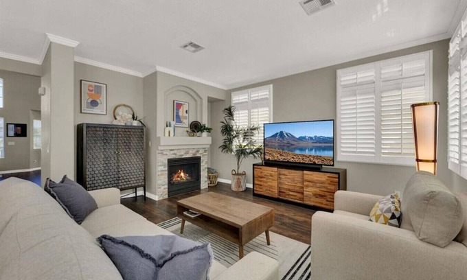 Green Valley North Maison | Sunny 5BR 4.5 Bath Las Vegas Retreat with Pool
