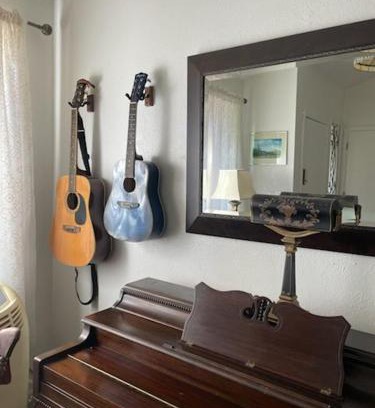 North Central Westminster Maison | Sunny and Spacious, Hottub, Piano, Guitars, Fenced Yard, Pets Welcome, LGBT Friendly