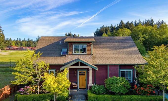 Langley Maison | Sunny Backyard, Fireplace, Coastal Access in Peaceful Neighborhood Near Shopping