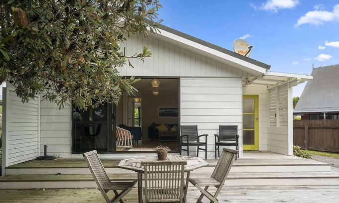 Paraparaumu Beach Maison | Sunny Beach Bach Hideaway - Paraparaumu Beach Holiday Home, PARAPARAUMU BEACH
