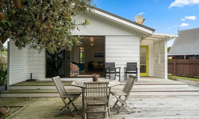 Paraparaumu Beach Maison | Sunny Beach Bach Hideaway - Paraparaumu Beach Holiday Home