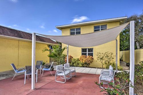 Cocoa Beach Maison | Sunny Cocoa Beach Escape with Bikes, Walk to Beach
