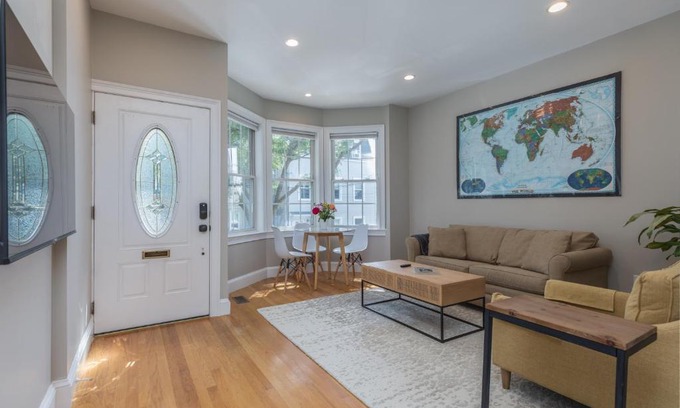 Columbus Park - Andrew Square Appartement | Sunny convenient home w/private patio! Easy walk to everything!
