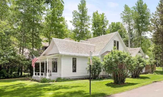 Aspen Maison | Sunny corner home w/ spa & yard. Walk everywhere!