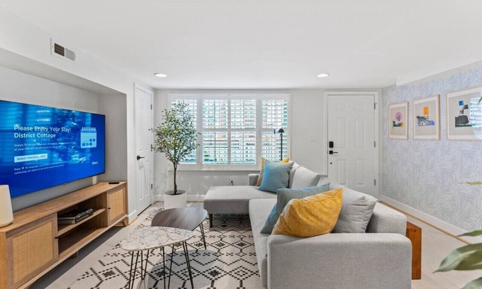 Truxton Circle Copropriété | Sunny DC Garden Home | Spacious 1BR/1BA #DCottage