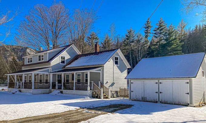 Wallingford Maison | Sunny, dog-friendly home with a fenced yard, washer/dryer