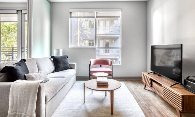 Little Tokyo Appartement | Sunny Downtown 1BR w/ Gym & Courtyard, close to LA Live, by Blueground
