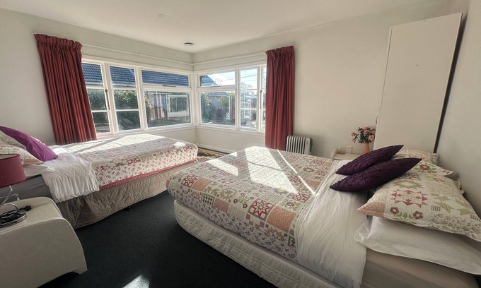 Burnside Maison | SUNNY HOUSE WITH 5 BEDROOMS 7 QUEEN BEDS 2 BATHROOMS NEAR AIRPORT
