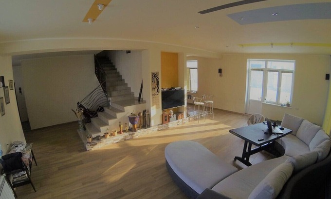 Nor-Nork Maison | Maison ensoleillée avec beau jardin et immense salon