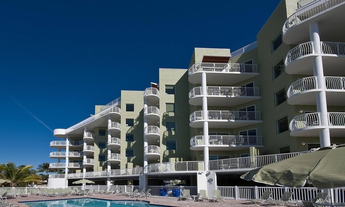 Treasure Island Copropriété | Sunny Island Condo – 2BR, Pool, Parking & Beach