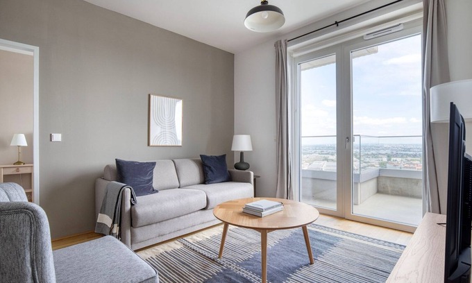 Erdberg Appartement | Sunny Landstraße 2BR w/ Gym & Pool, nr U3 Station, by Blueground
