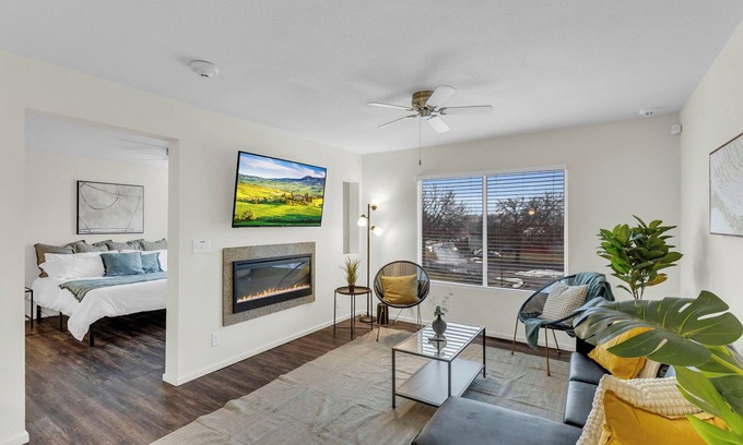 Overland Park Appartement | Sunny Loft Free Parking WiFi Open Concept Peaceful in Overland Park w/ Workspace