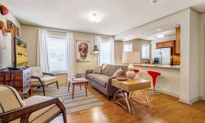 Midtown Appartement | Ensoleillé Midtown 2BD / BA Central Location!