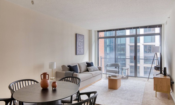 Navy Yard Appartement | Sunny Navy Yard 1BR w/ Theater, nr Nightlife & Dining, by Blueground