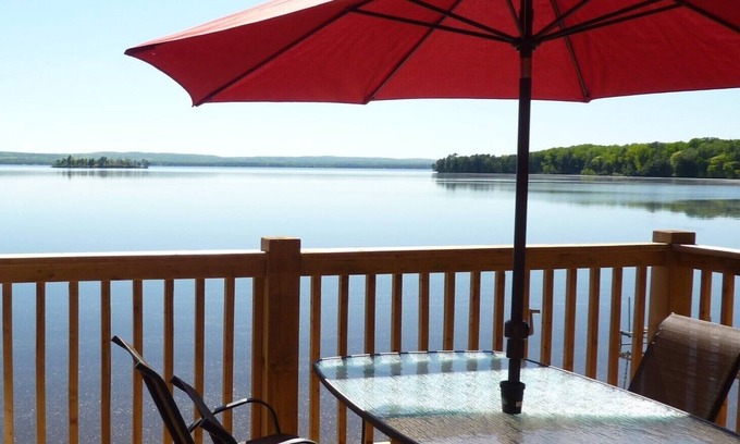 Killaloe Cottage | Cabane en rondins paisible avec plage SW exposition WIFI et télévision par câble et foyer