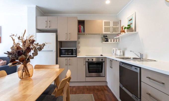 Mount Albert Appartement | Sunny Pied-à-Terre w Courtyard, Study & Carpark