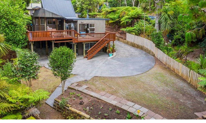Titirangi Maison | Sunny, private retreat amongst the trees