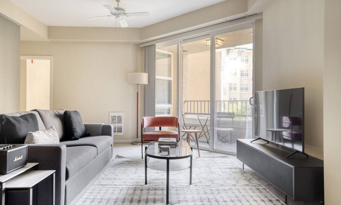 San Bruno Appartement | Sunny San Bruno 2BR w/ Pool, W/D, Gym, walk to YouTube, by Blueground