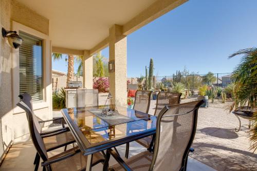 San Tan Valley Maison | Sunny San Tan Valley Home with Grill on Golf Course!