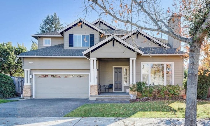 Skyhawk Commmunity Maison | Sunny Santa Rosa Stay, Hill Views, Yard & Games!