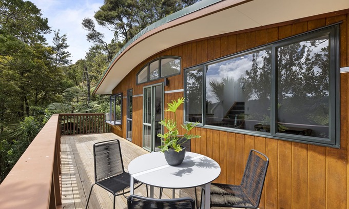 Bethells Beach Maison | Sunny, Sheltered And Minutes From The Beach