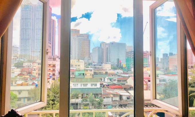 Malamig Copropriété | Condo Sunny Side donnant sur Makati Metro Manille avec piscine du complexe.