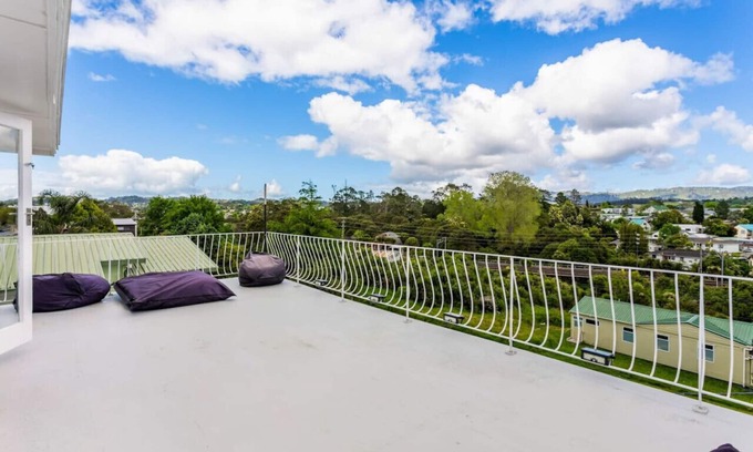 Henderson Appartement | Sunny Side Getaway with views and deck