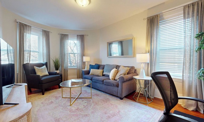 Aspinwall Hill Appartement | Ensoleillé, spacieux, 4 couchages, à deux pas de MBTA, pkg avail, près de Fenway, BC, BU
