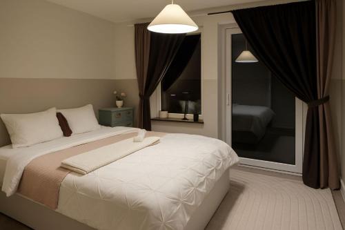 Spanga - Tensta Maison | Sunny stay in top floor room