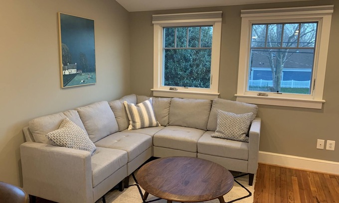 Del Ray Appartement | Sunny, Stylish Carriage House