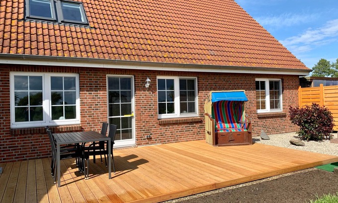 Albertsdorf Appartement | Sunny Sundblick accommodation with garden, terrace and wood-burning stove on Fehmarn