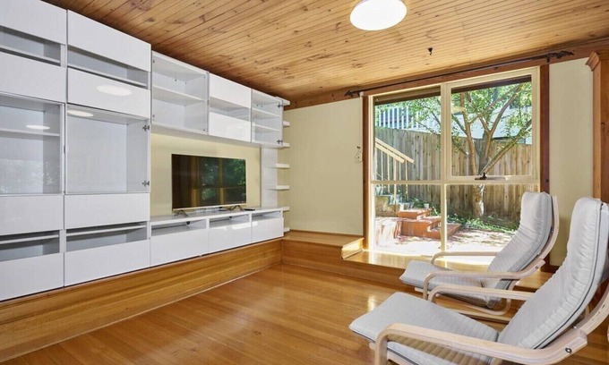 Pascoe Vale Maison | Sunny Suburbia Retreat: Decked Out for Fun