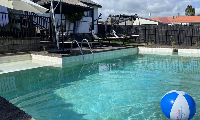 Welcome Bay Maison | Maison ensoleillée d'été avec grande piscine