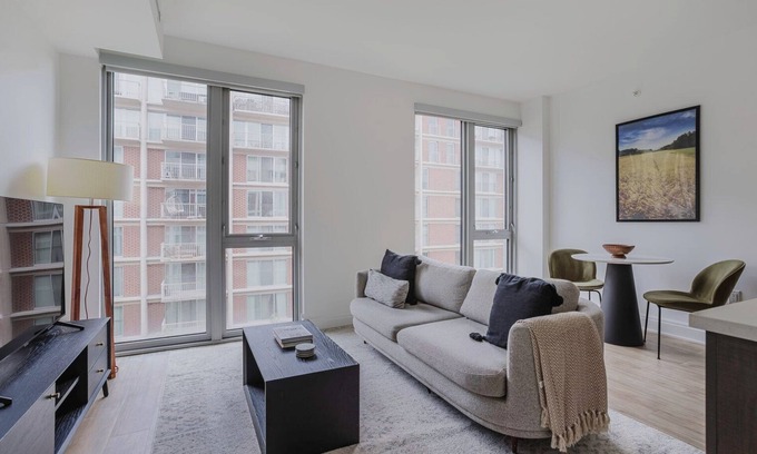Capitol Hill Appartement | Sunny SW Waterfront Jr 1BR w/ Roof Pool, nr Nightlife, by Blueground
