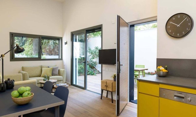 Tel Aviv City Center Appartement | Tel Aviv Magic - 2-BR Stylish Home with Garden!