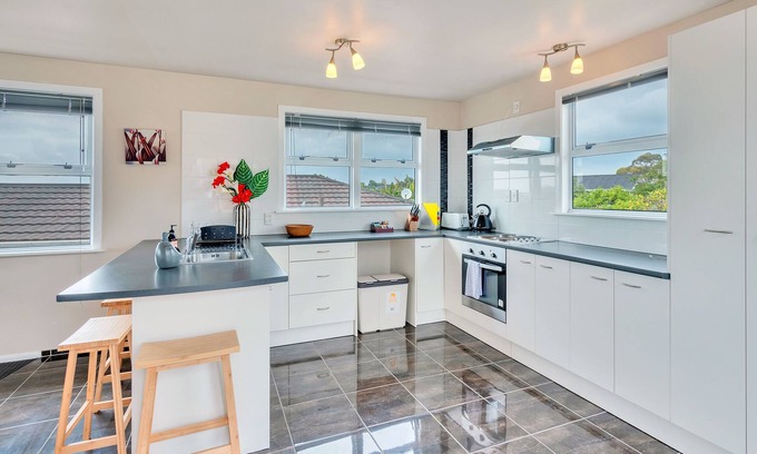 Pakuranga Heights Maison | Sunny Three Bedroom Delight Upper Level