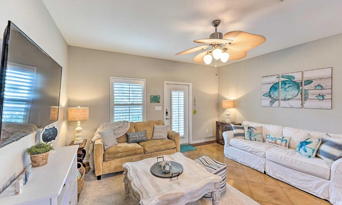 Corpus Christi Maison | Sunny Townhome with Pool Access about 1 Mi to Beach