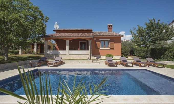 Barbariga Maison | Villa ensoleillée à 500 mètres de la plage avec piscine privée