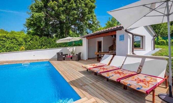 Lindar Maison | Villa ensoleillée avec piscine privée, chaises longues, douche extérieure.