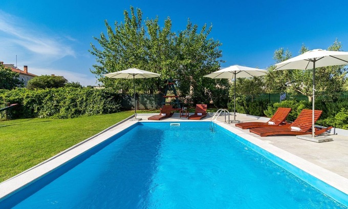 Valdebek Maison | Villa ensoleillée avec piscine privée et WiFi