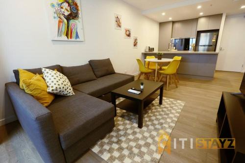 Phillip Appartement | Sunny Yellow, 1Bd 1Bth 1Car Apt - Woden CBD